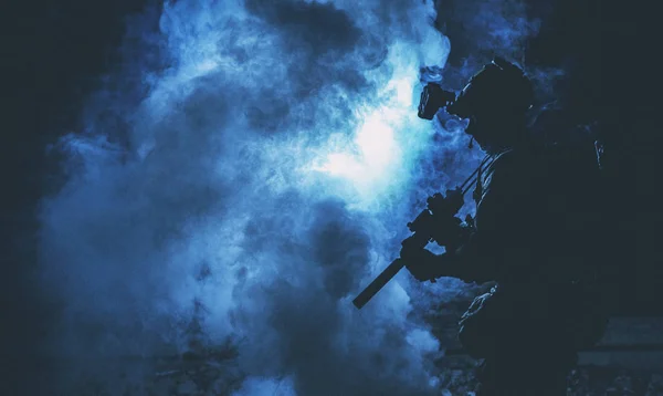 Soldaten-Silhouette kämpft in der Nacht im Rauch — Stockfoto