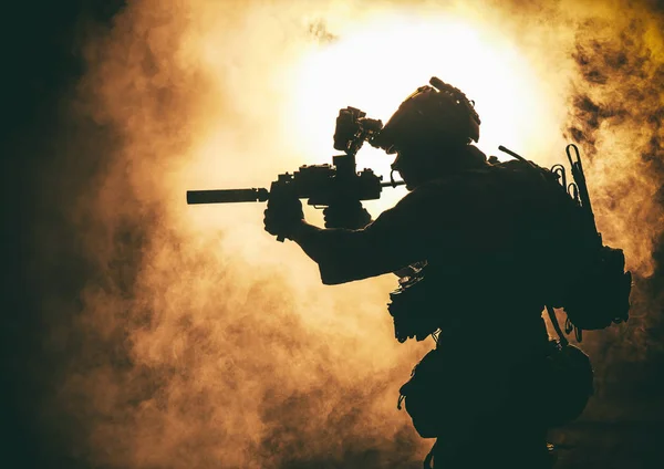 Silhueta de soldado no fundo de fogo e fumaça — Fotografia de Stock