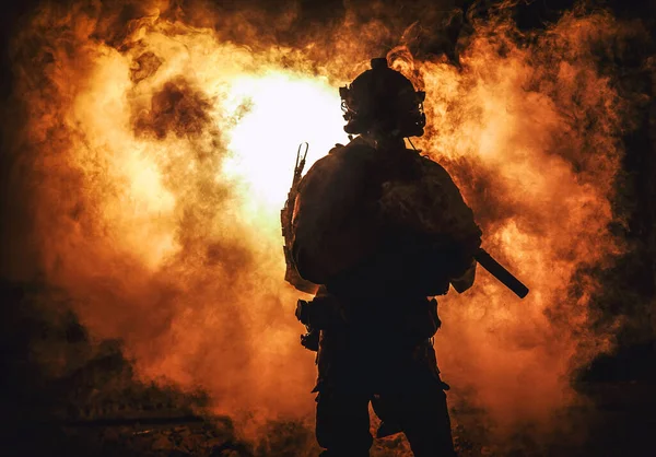 Silhueta de soldado no fundo de fogo e fumaça — Fotografia de Stock