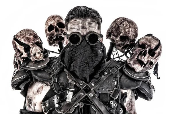 Sobreviviente post apocalíptico con cráneos —  Fotos de Stock