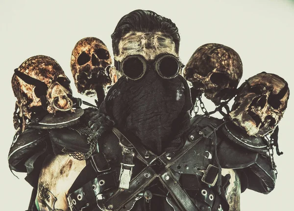 Sobreviviente post apocalíptico con cráneos —  Fotos de Stock