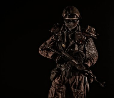 Kıyametten sağ kurtulan silahlı biri..