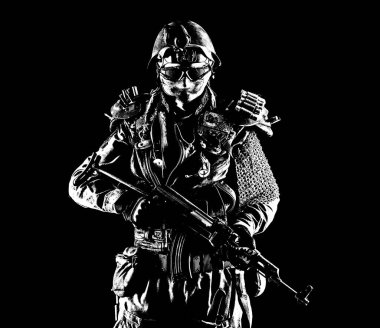 Kıyametten sağ kurtulan silahlı biri..