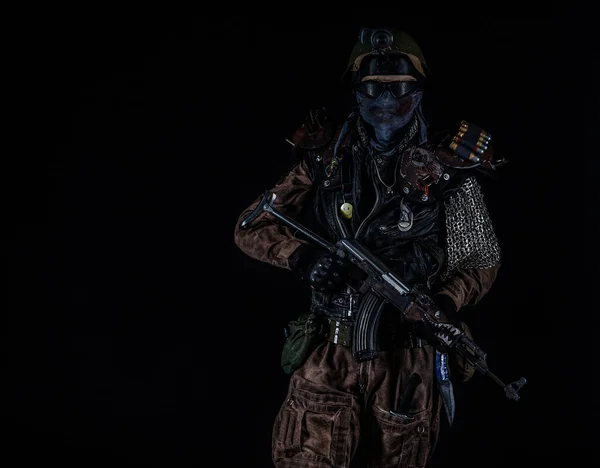 Post apocalypse survivor with weapons. — Stock Photo, Image