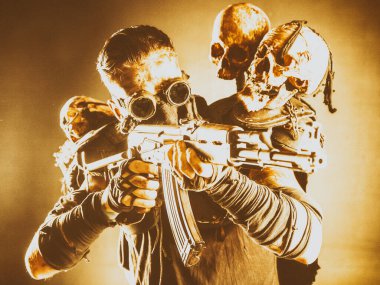 Nükleer kıyamet sonrası yaratığı balta sallıyor.