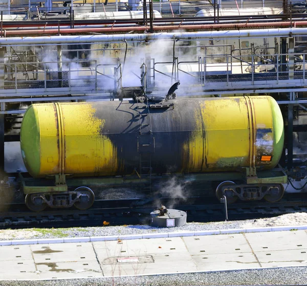 Train transports tanks with oil and fuel — Stock Image Train transports tanks with oil and fuel — Stock Photo, Image