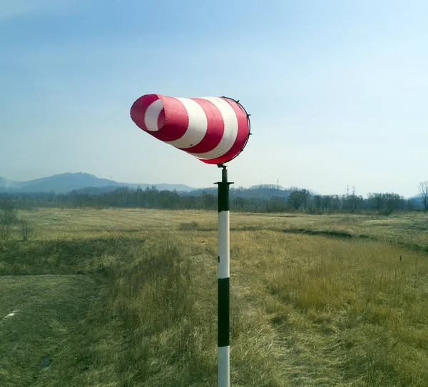 Windsock rojo-blanco indicando viento — Foto de Stock