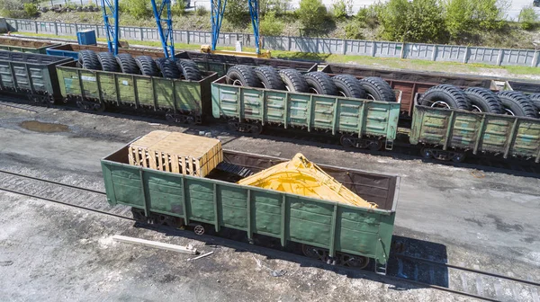 Goederentreinen op stad cargo terminal — Stockfoto