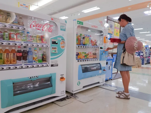 Mujer compra bebidas —  Fotos de Stock