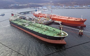 Limanda yükleme petrol tankeri gemisinin havadan görünümü,