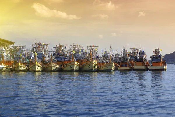 Barcos de pesca atracados en Thap Lamu Pier Tailandia 16.12.2019 —  Fotos de Stock