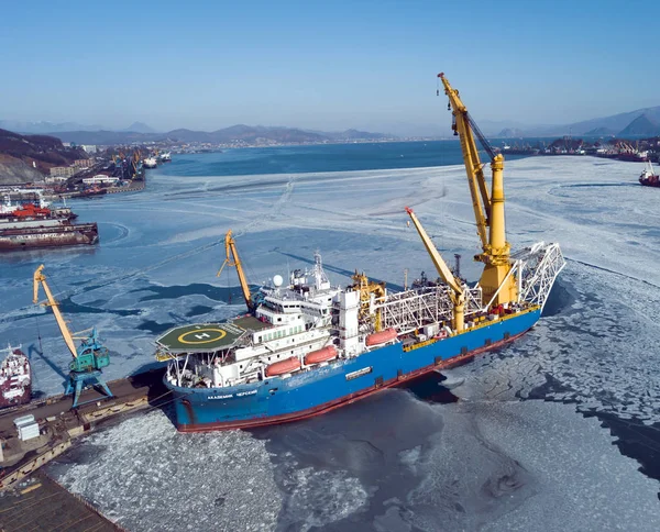 Nakhodka, Rusya - 06 Şubat 2020: Akademik Chersky iskeledeki limanda duruyor. — Stok fotoğraf