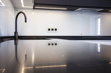 İç kısımda gerçek bir mutfak seti.