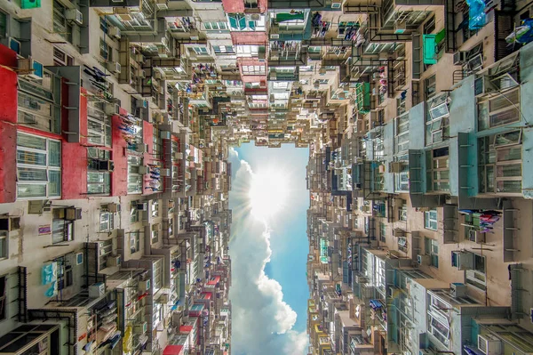 Vista desde el fondo de un edificio — Foto de Stock