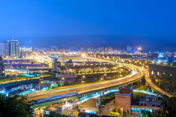Vista nocturna de Taipei en Nangang con senderos de tráfico —  Fotos de Stock