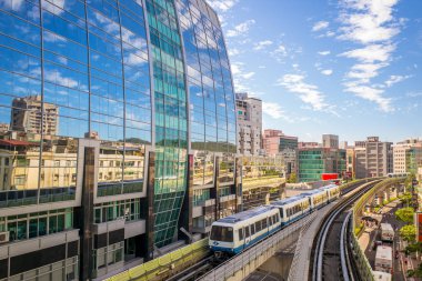 Metro ile Taipei tren yaklaşan Xihu istasyonu