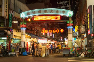 Linjiang Street gece Pazarı'na girişinin gece görünümü