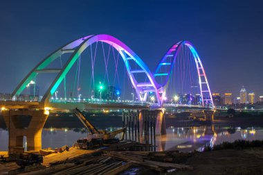 Yeni ay Köprüsü Taipei City gece çekimi