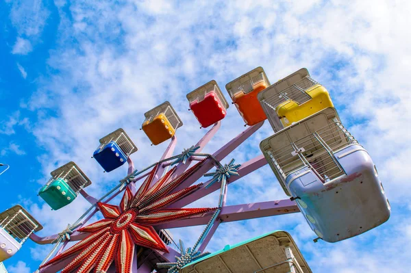 Ruota panoramica colorata nel parco giochi — Foto Stock