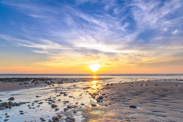 Belo pôr do sol pela praia em Taichung — Fotografia de Stock