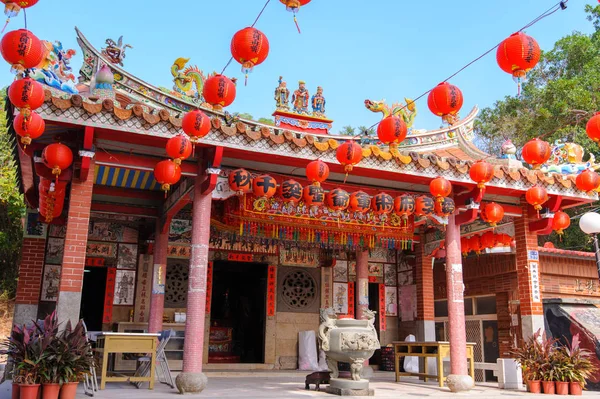 Tempio tradizionale cinese con lanterne rosse — Foto Stock