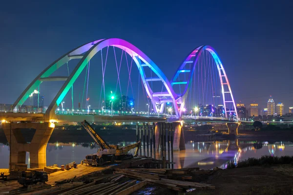 Nattbild av new moon bridge i Taipei city — Stockfoto