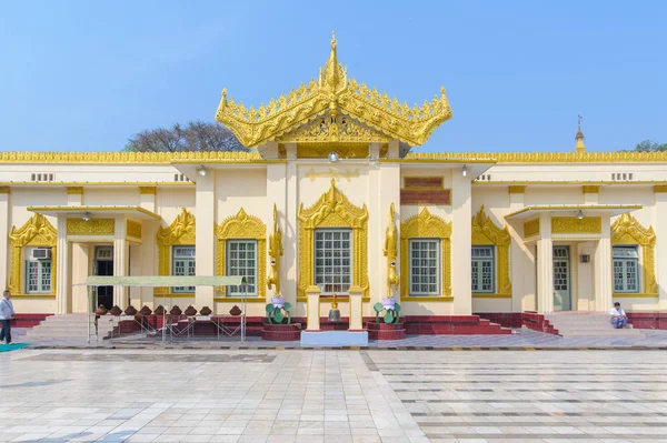 Templo de Buda Mahamuni dourado em Mandalay — Fotografia de Stock