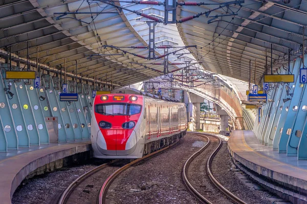 Xike terminale yaklaşılıyor demiryolu tren