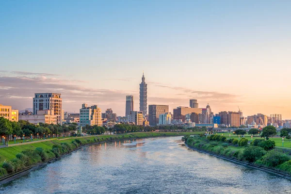 在黄昏的台北市的天际线 — 图库照片