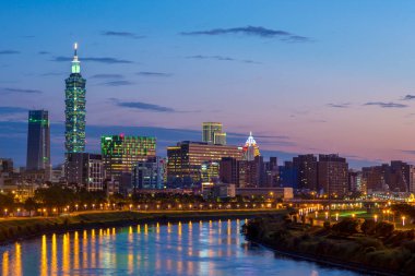 taipei City nehrin yanında gece görünümü