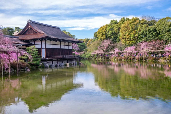 Хэйанский храм в Киото — стоковое фото