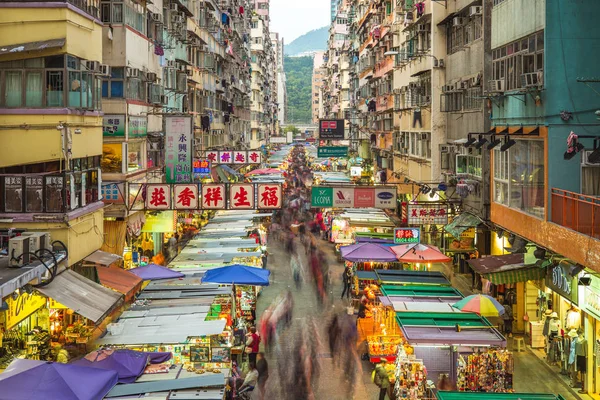 Hong kong, Çin - 27 Kasım 2017: Fa Yuen Street Market, pazarlık de yazın, satın almak için alışveriş için çok popüler bir yer spor ayakkabı