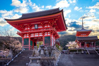 Kiyomizu-dera Kyoto deva kapısı