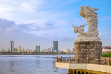Dragon sazan Da Nang Han Nehri doğu kıyısında