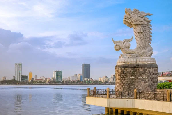 Dragon sazan Da Nang Han Nehri doğu kıyısında
