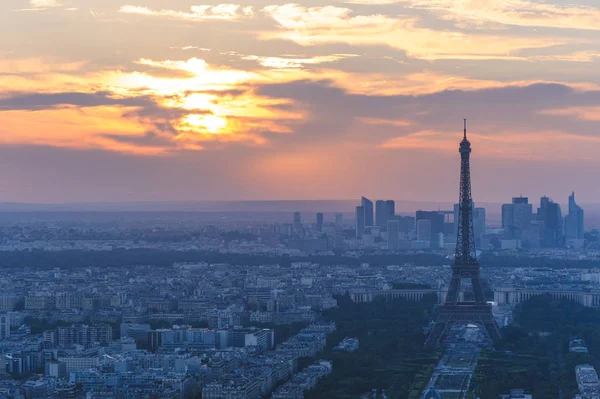paris Cityscape Eyfel Kulesi ile dusk içinde
