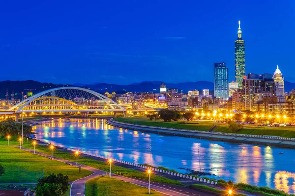 台北市在河边的夜景 — 图库照片