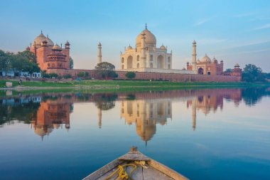Tekne turuna Yamuna Nehri yakınında Taj Mahal