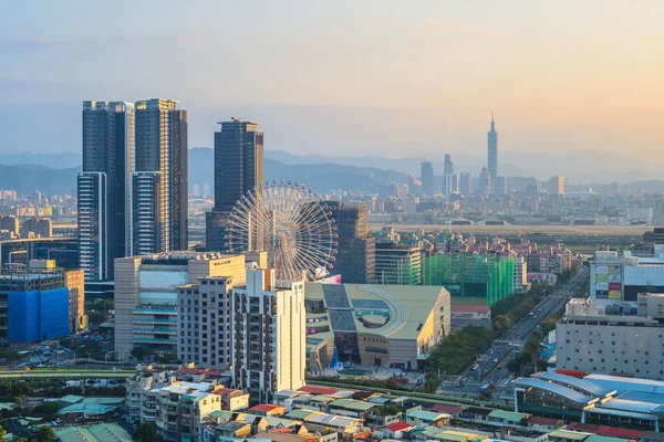 Панорама Города Тайбэй Колесами Обозрения Сумерках — стоковое фото