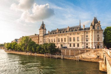 Fransa Temyiz Mahkemesi, Paris, Seine nehri kıyısında.