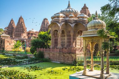 Mandore Garden 'daki tapınaklar mavi şehir yakınlarında, Jodhpur, Hindistan