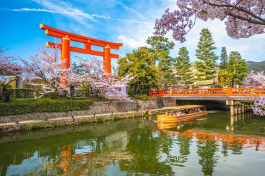 Heian Jingu 'dan Torii ve Okazaki Kanalı. Kyoto, Japonya' da kiraz çiçekli.