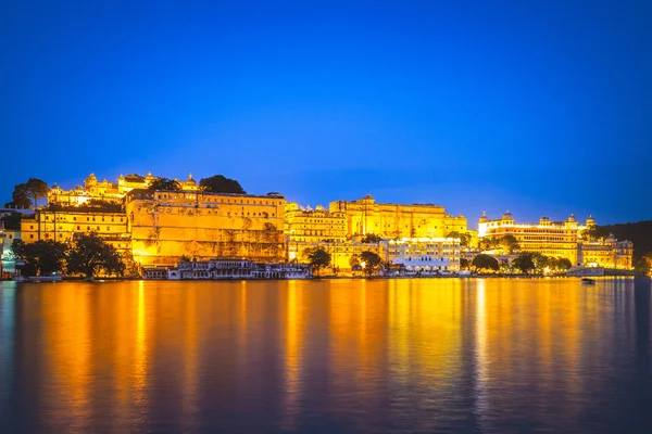 Nattutsikt Över Stadspalatset Udaipur Rajasthan — Stockfoto