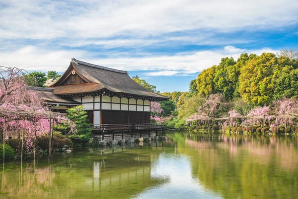 桜のある京都 平安神宮の日本庭園 — ストック写真