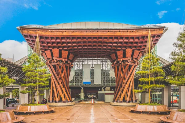 Kanazawa İstasyonu 'ndaki Tsuzumi davul kapısı.