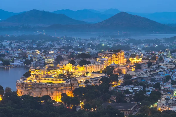 在拉贾斯坦邦的夜晚鸟瞰的乌代浦 — 图库照片