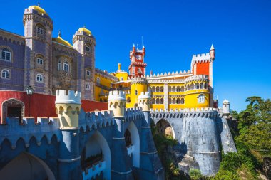 sintra, Portekiz tepenin üst kısmında Pena Sarayı