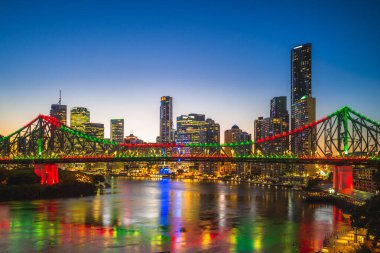 Brisbane gece Avustralya'da hikaye bridge ile