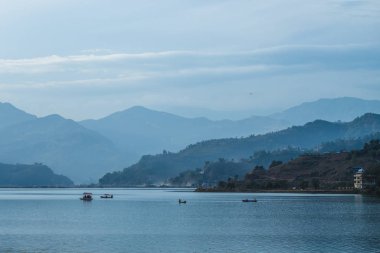 Pokhara 'da phewa Gölü manzarası, Nepal' de sabah