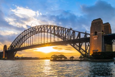 Sydney Limanı Köprüsü, Avustralya, Sydney 'de alacakaranlıkta.